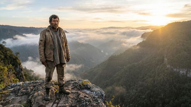 Hombre firme en condiciones duras que simboliza resiliencia sobre dureza